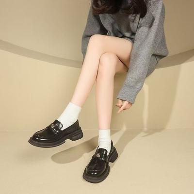 Mocasines versátiles de estilo británico de suela gruesa con un pedal, estilo universitario con falda, zapatos de cuero pequeños 2025 nuevo modelo primavera y verano