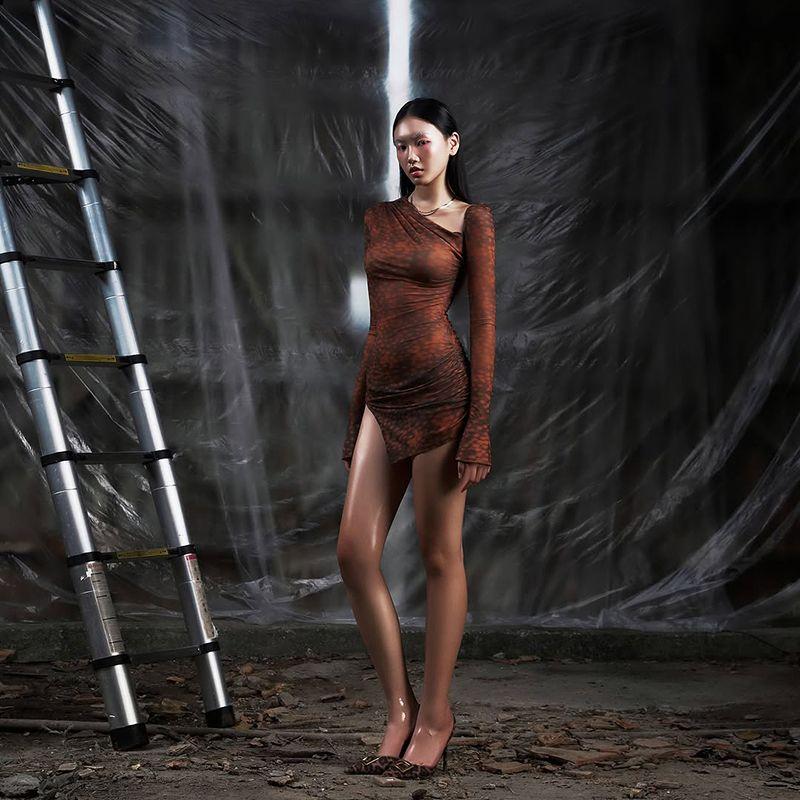 

# Sisjuly# Sexy Style Model Mottled Smudges Asymmetrical Slant Shoulder Slit Slim-Fitting Long Sleeves Dress Female Red S