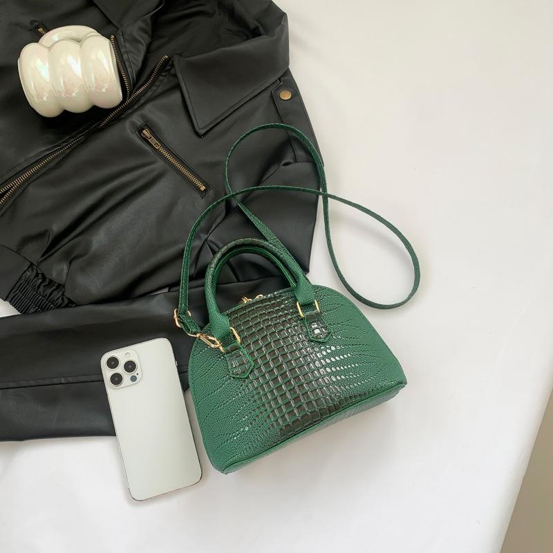 Bag Women's 2025 Spring New Crocodile Pattern Fashionable Retro Portable Shell Bag Simple Casual Shoulder Messenger Bag