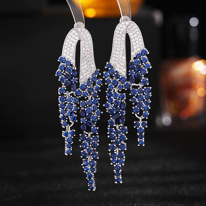 Retro Palace Attire Exaggerates Atmospheric Earrings Elegant Temperament, Dinner Dress Paired With Long Earrings