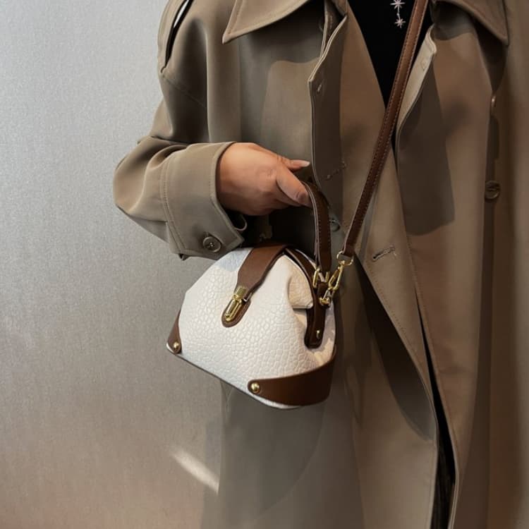 Retro Semi-round Soft Leather Rivet Corner Commuting Niche Texture Handbag