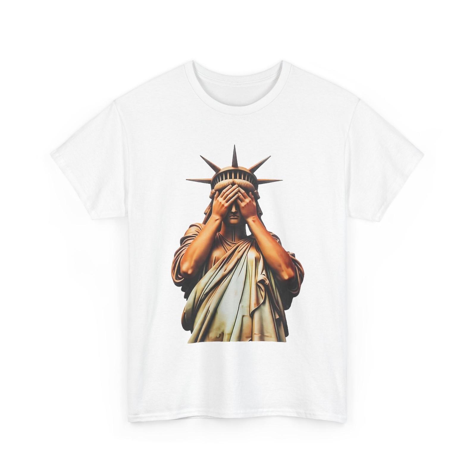 Statue of Liberty covering her face in shame political chaos T-Shirt M