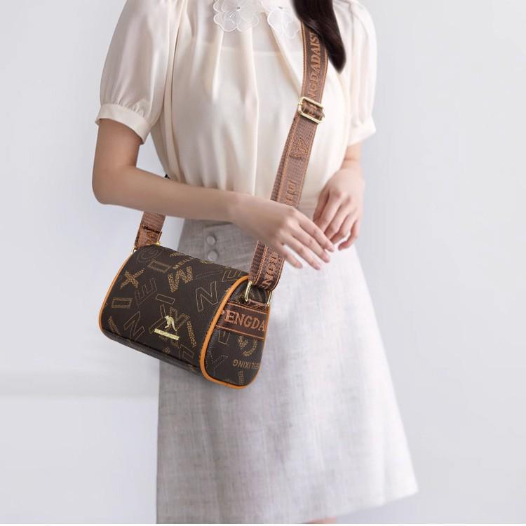 Women's Retro Fashion Handbag: Versatile, High-End Print Pillow Bag with Textured Finish