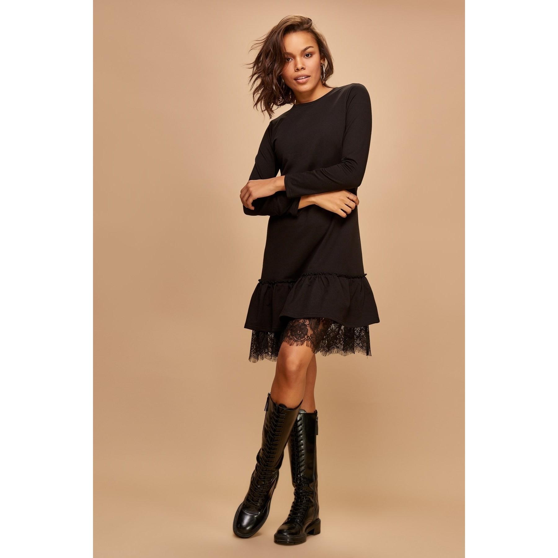 

Черное платье с приталенной юбкой и кружевной отделкой