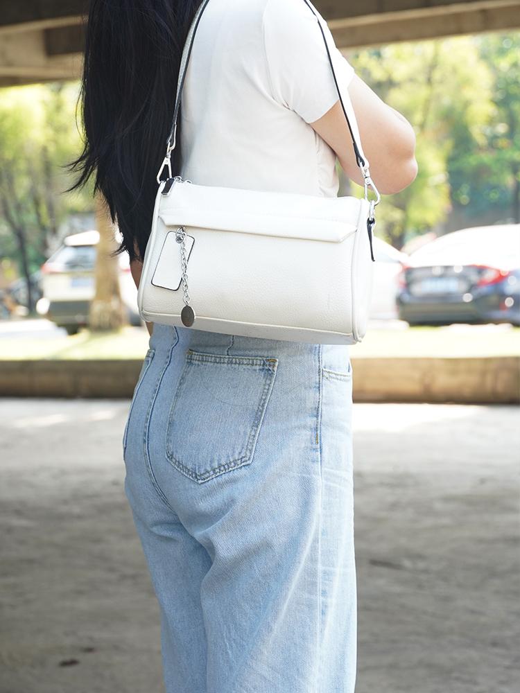 Zency Sac à bandoulière décontracté en cuir souple pour femme Poches à double fermeture éclair Petit sac d'été à porter sous l'aisselle Bandoulière