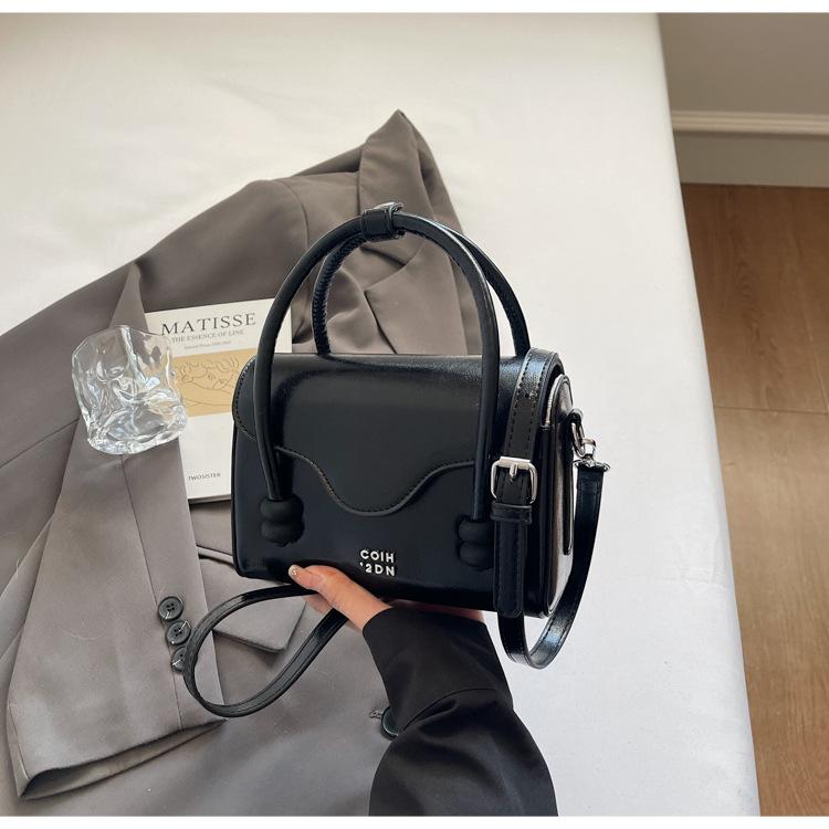 

Foreign style portable small bag women s bag 2025 new high-end versatile shoulder messenger bag niche design small square bag