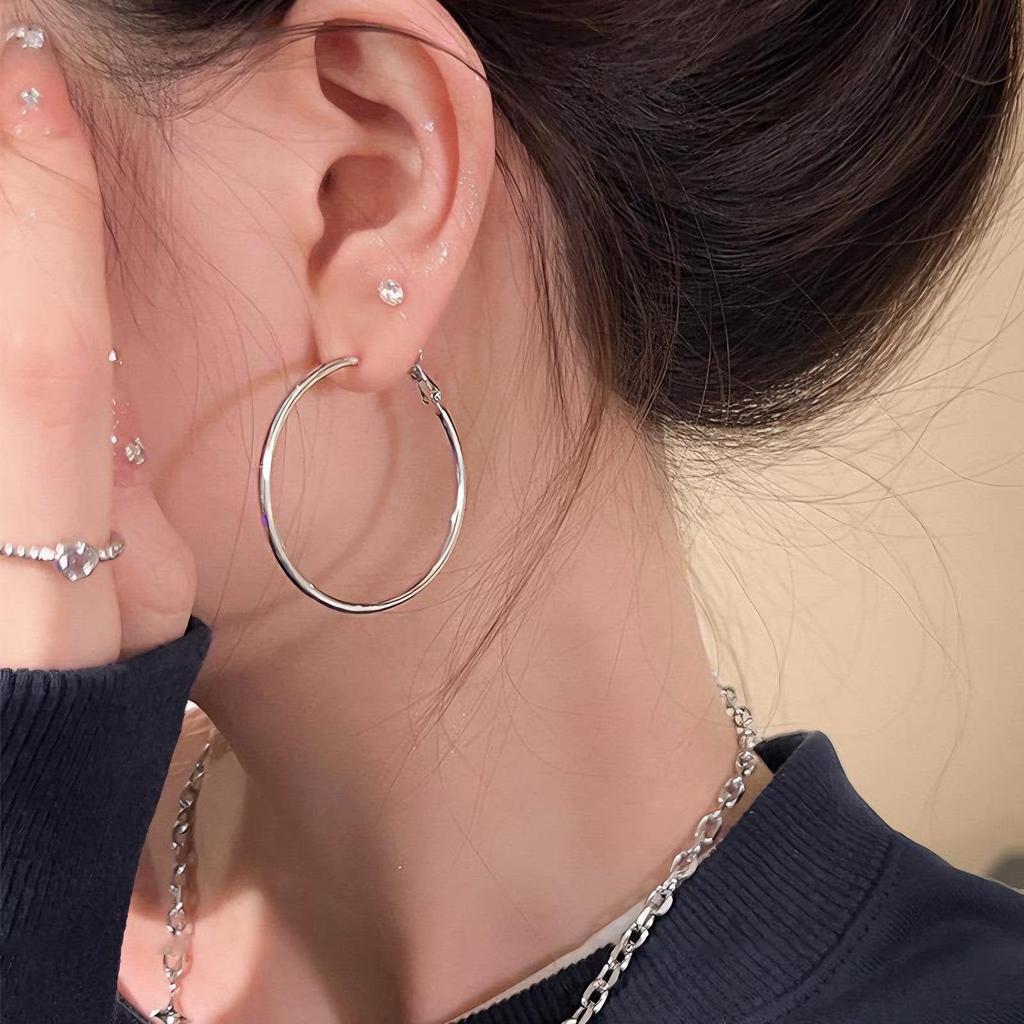 Elegant Large Hoop Earrings - High-End, Simple, and Versatile for a Luxurious European and American Style.