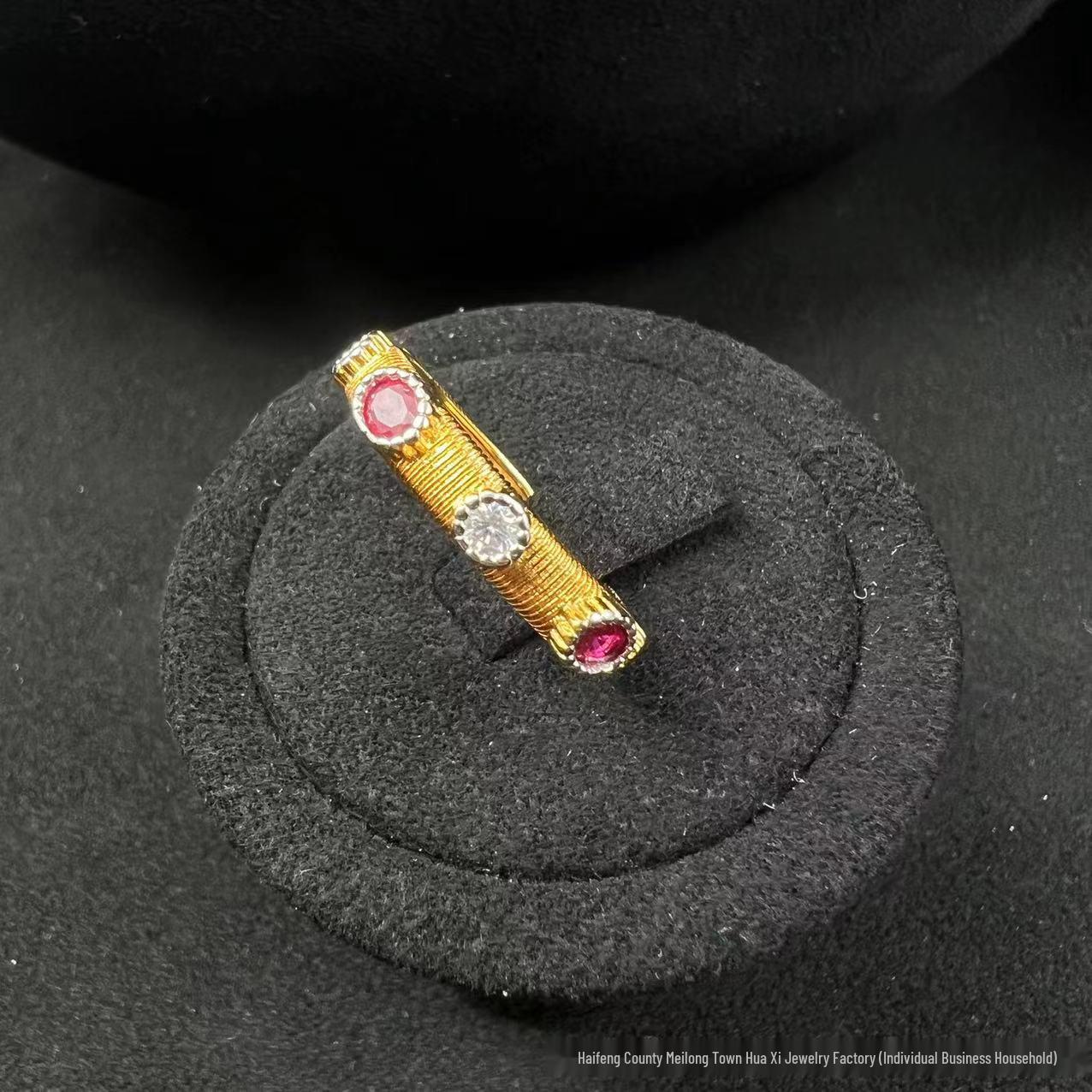 

Итальянский золотой браслет Buccellati: Текстурированное, с бриллиантами, с красным корундом, двухцветное кольцо для женщин Adjustable Open Size