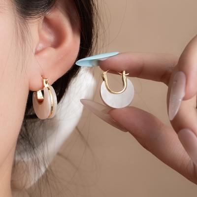 High-End Leichter Luxus Buchstabe U-förmige Muschel Ohrringe Design Nische Einzigartig Steckerohrringe Pendeln Temperament Ohrspange Ohrringe Damen