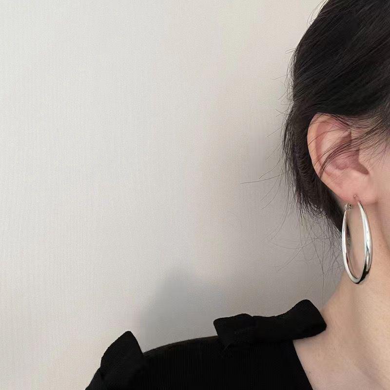 Trendy 2025 Exaggerated Metal Hoop Earrings for Women – Simple, Versatile & Stylish