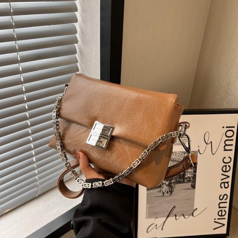 High-quality Silver Chain Crossbody Bag For Women Providing A Modern Touch And Soft Feel For Outfits