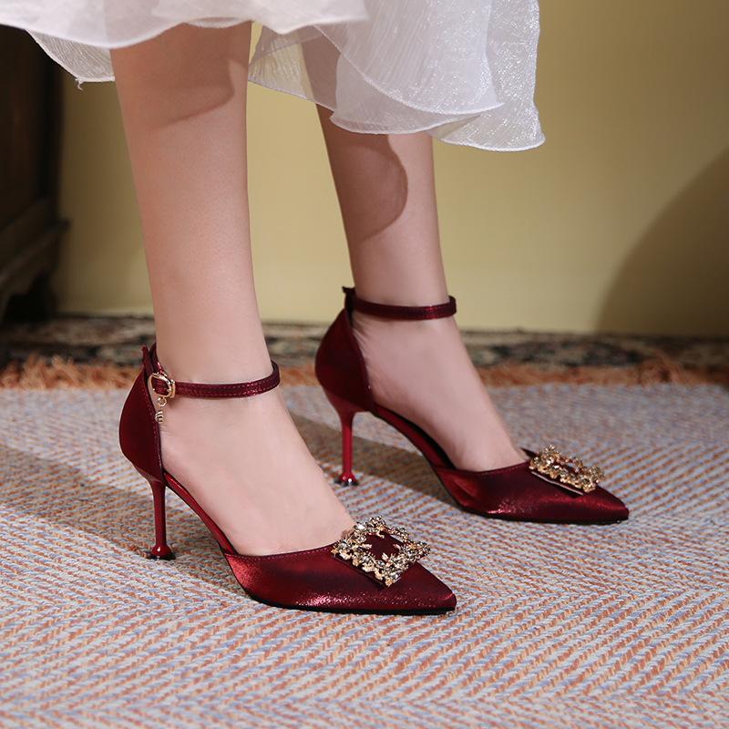 Temperamentvolle Society-Lady feiner Absatz Satin hohl High Heels Sommer Strass-Schnalle große Größe 41 bis 43