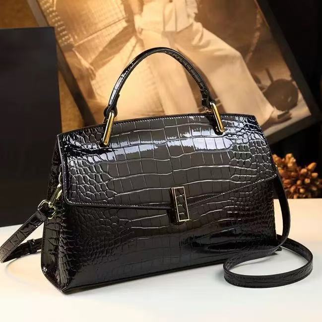 

Light Luxury Shiny Crocodile Pattern Handbag for Women, New Crossbody Handbag, Shell Bag, Trendy Lock Design, Large Capacity чорний