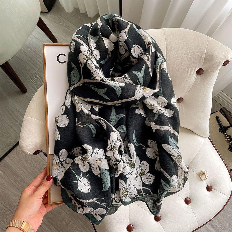 Luxury Brand Autumn and Winter Women New Style Fashion Color Matching Print Silk Scarf Lady Popular Headcloth Beach Shawl