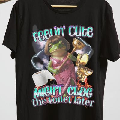 Stylish Feelin’ Cute Might Clog the Toilet Later Shirt – Funny Glam Frog Meme Tee with Gold Toilet & Plunger.