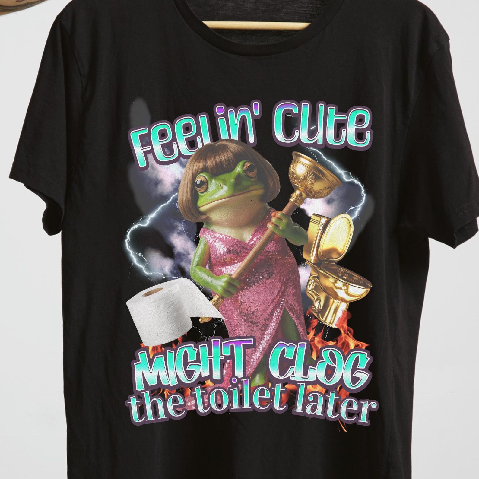 Stylish Feelin’ Cute Might Clog the Toilet Later Shirt – Funny Glam Frog Meme Tee with Gold Toilet & Plunger. M