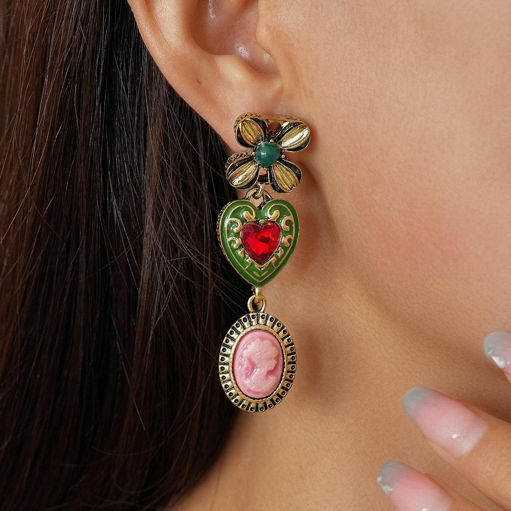 Flower Love Round Portrait Earrings Light Luxury High-end Palace Style Earrings