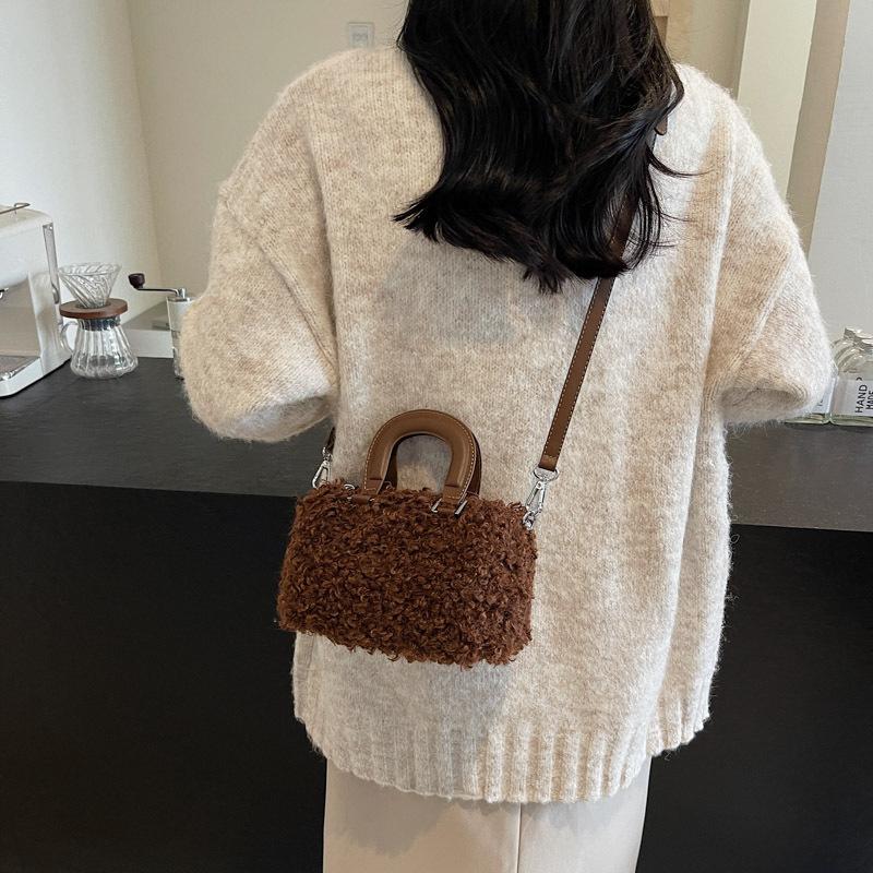 

2025 новая осенне-зимняя повседневная сумка-коробка, ручная сумка, ретро нишевый дизайн, сумка из искусственной шерсти тяжелой промышленности 20*12*20 темно-коричневого