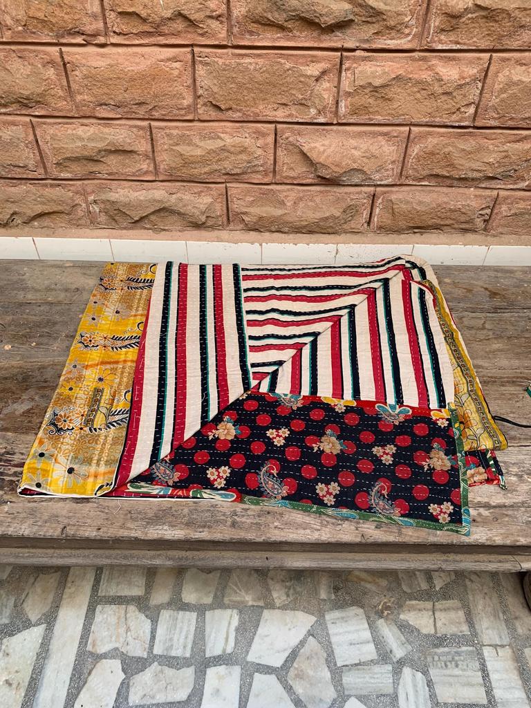 Handgefertigte Kantha-Steppdecke: Florale Vintage Sari Tagesdecke