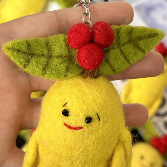 Felt Ginseng Keychain Handmade Wool Felt Ginseng Fruit Bag Charm with Leaves Soft