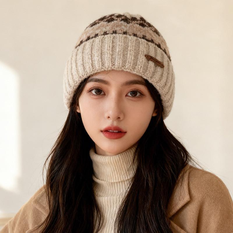 

Классическая вязаная шапка с дизайном colorblock и ветрозащитной функцией для осени и зимы бежевый