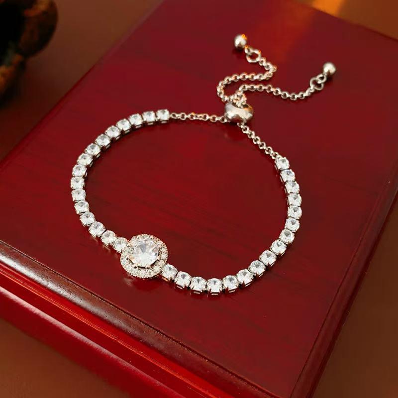 High-End Titanium Steel Four-Leaf Clover Bracelet with Shell Pendant – Durable, Fade-Resistant Design