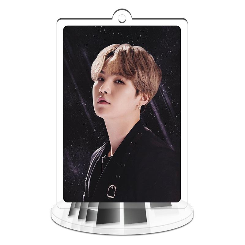 BTS Dunkler Stil Schlüsselanhänger mit Ständer, Bangtan Boys Porträtfoto Schlüsselanhänger mit Ausstellungsständer, Kpop Idol Schreibtischdekoration für ARMY Fans