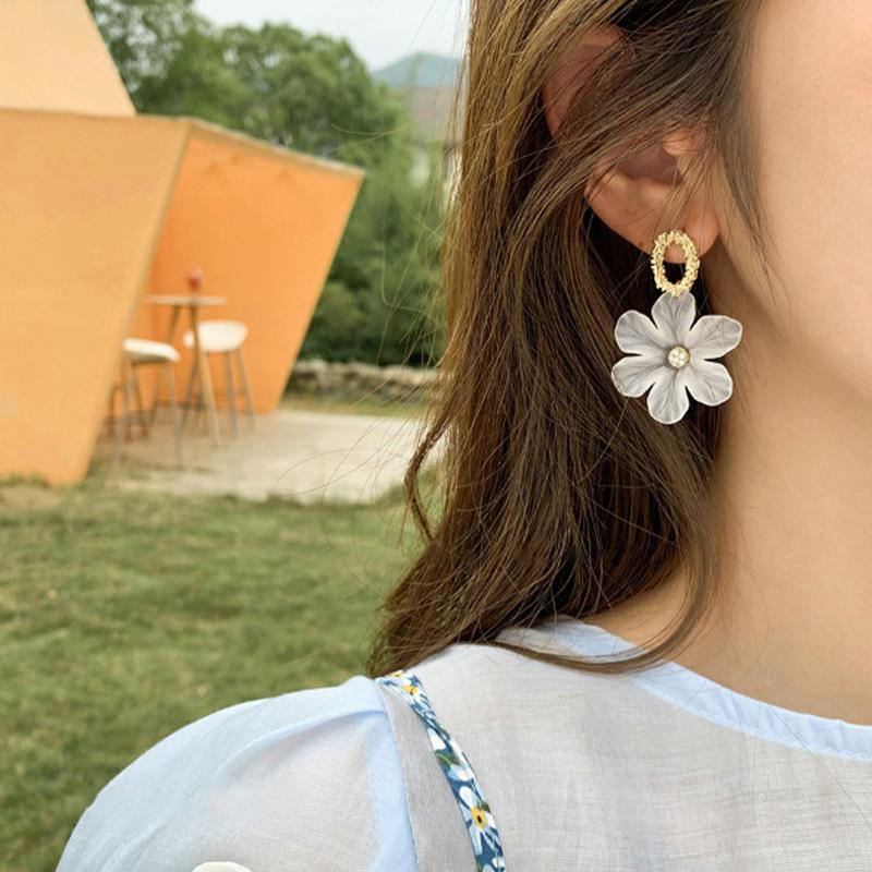 White Flower Drop Earrings for Women Acrylic Blooming Gardenia Dangle Earrings Cute Sweet Trendy Statement Jewelry Winter Gift