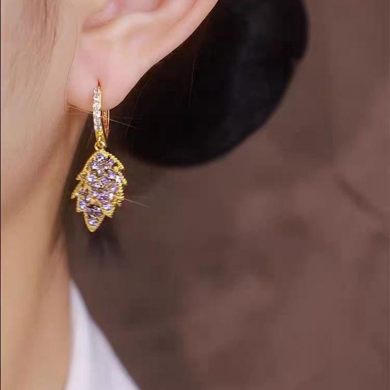 Niche Design Sense Light Luxury Exquisite Full Diamond Zircon Leaves Ear Buckle High Sense Elegant Temperament Show Face Thin Ear Jewelry