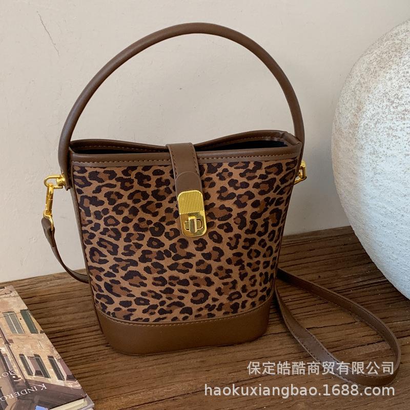 Super fire niche leopard print bag women's 2025 autumn and winter retro versatile messenger bag fashion explosion portable bucket bag