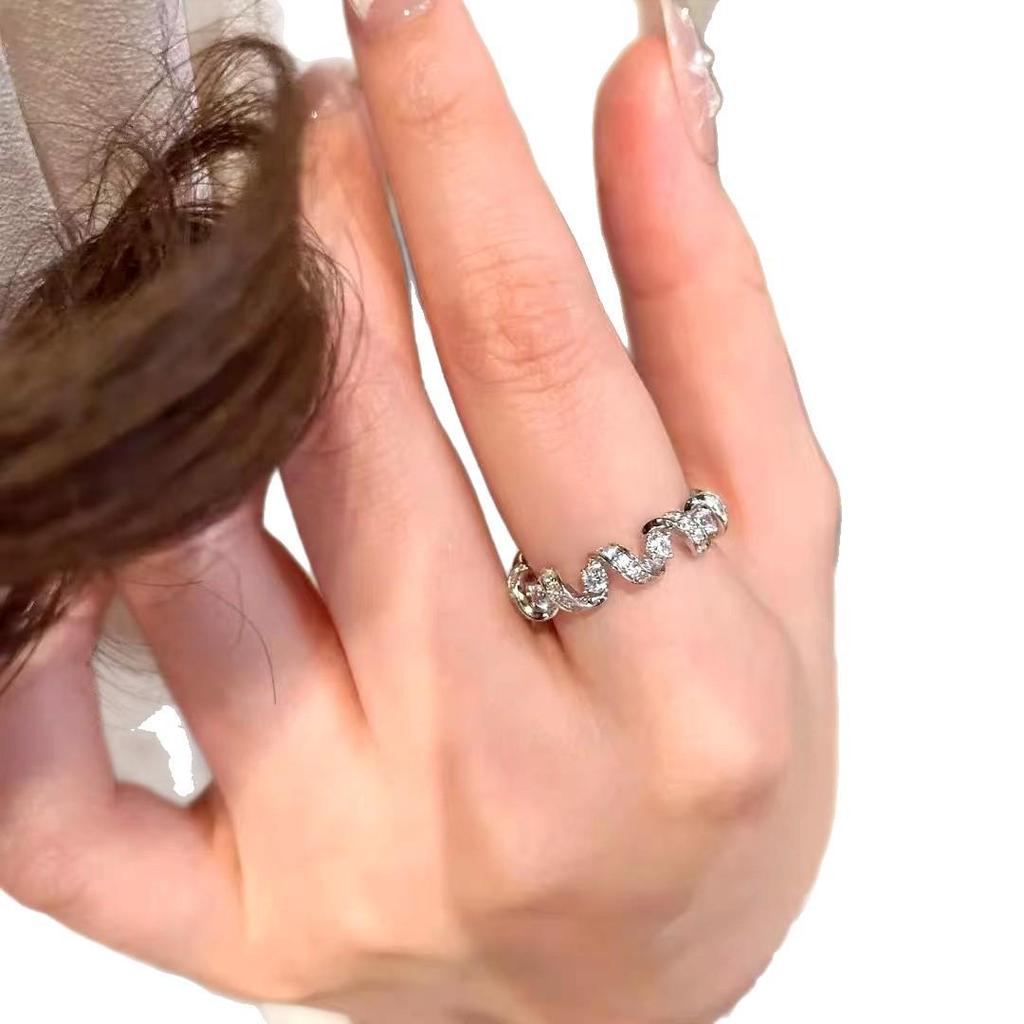 Xiaohongshu Zircon Fashion Ring: Exquisite Full Diamond-Design Telephone Cord Style for Women