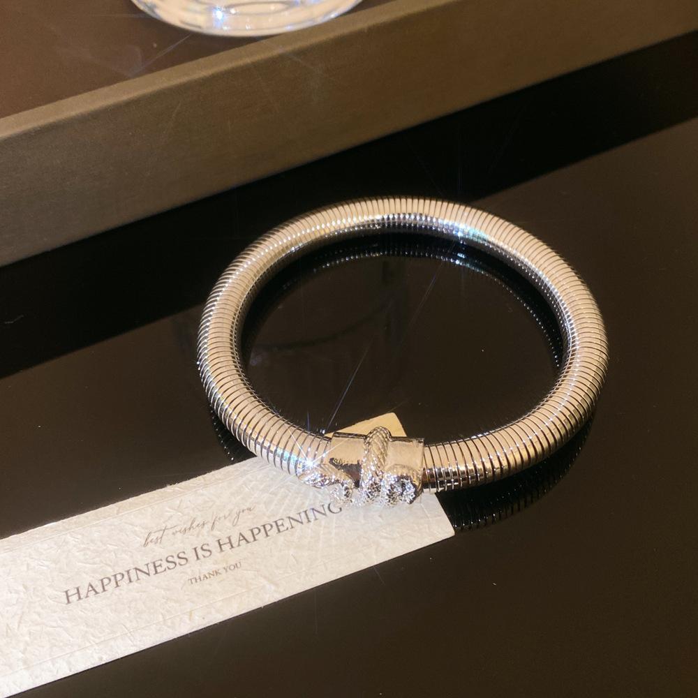 Einzigartiges Nischendesign, schlichtes Metall-Halsreifarmband, schlichter Ringhalsreif für weibliche Persönlichkeit, kaltes Halsketten-Accessoire
