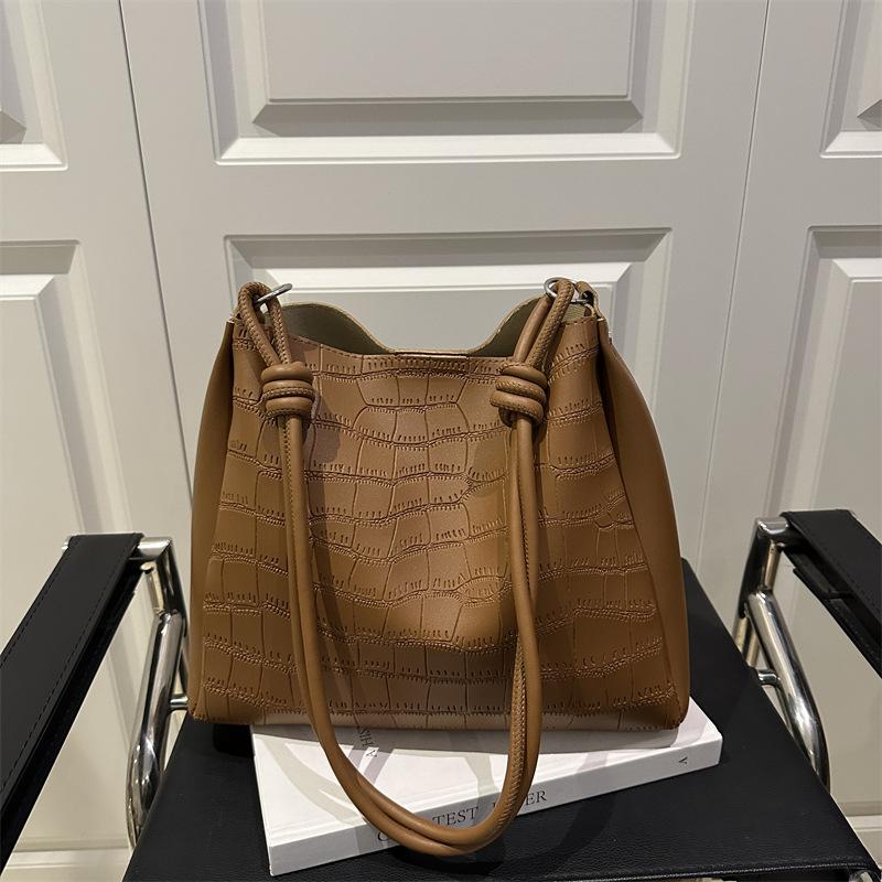 

Высококлассная модная повседневная сумка женская 2025 новая весна-лето портативная универсальная сумка-тоут корейская версия нишевая сумка под мышкой