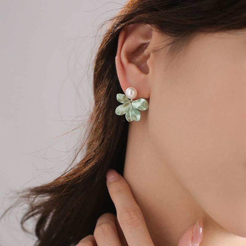 Korean version of the new pearl flower stud earrings Mori small fresh and sweet earrings stylish simple high-end earrings