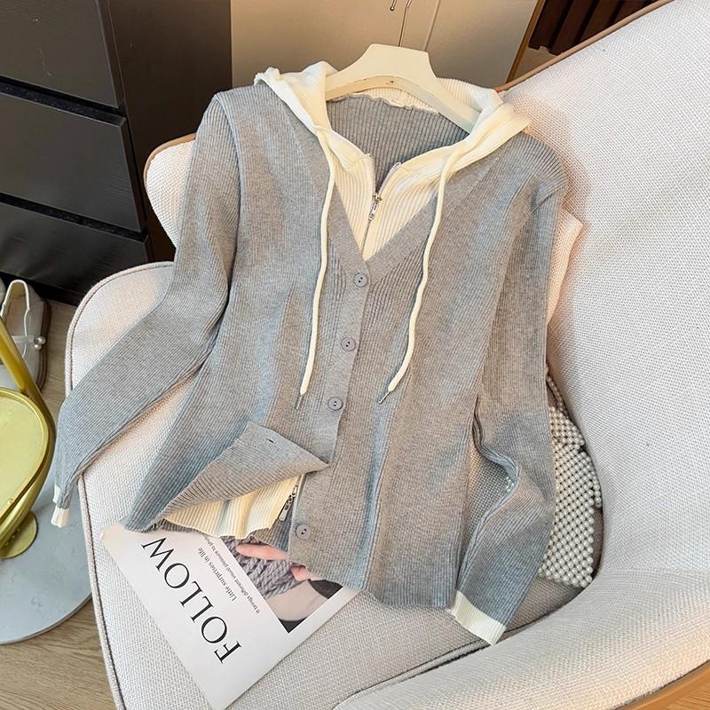 A Stylish Color-blocking and Patchwork Faux Two-piece Hooded Knitted Sweater for Women, A Versatile and Youthful Top for Autumn