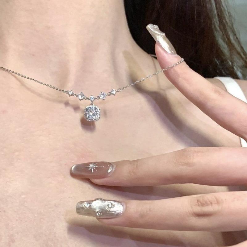 Square diamond necklace light luxury temperament versatile personality fashion niche send girlfriend send girlfriend