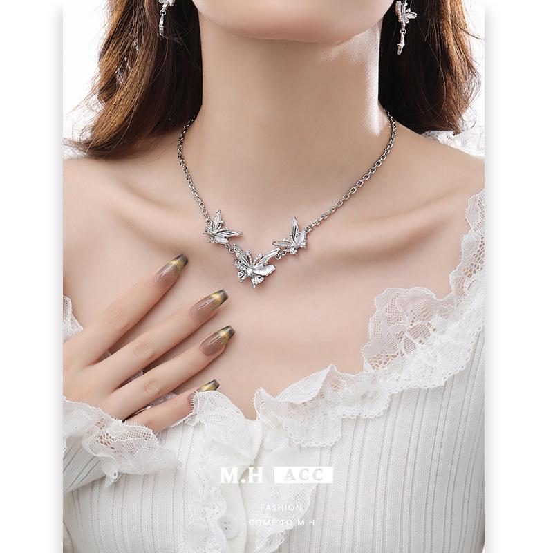 Elegant Silver Butterfly Pendant Necklace for Women - Luxurious and Stylish Clavicle Chain