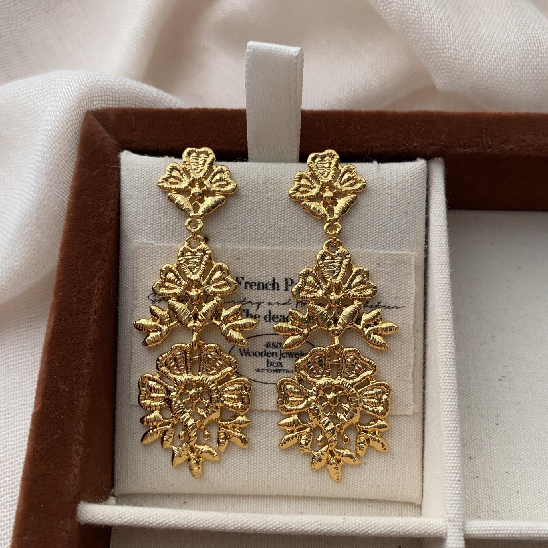 

Vintage lace pattern three-dimensional flower stud earrings, high-end exquisite gorgeous simple and elegant earrings