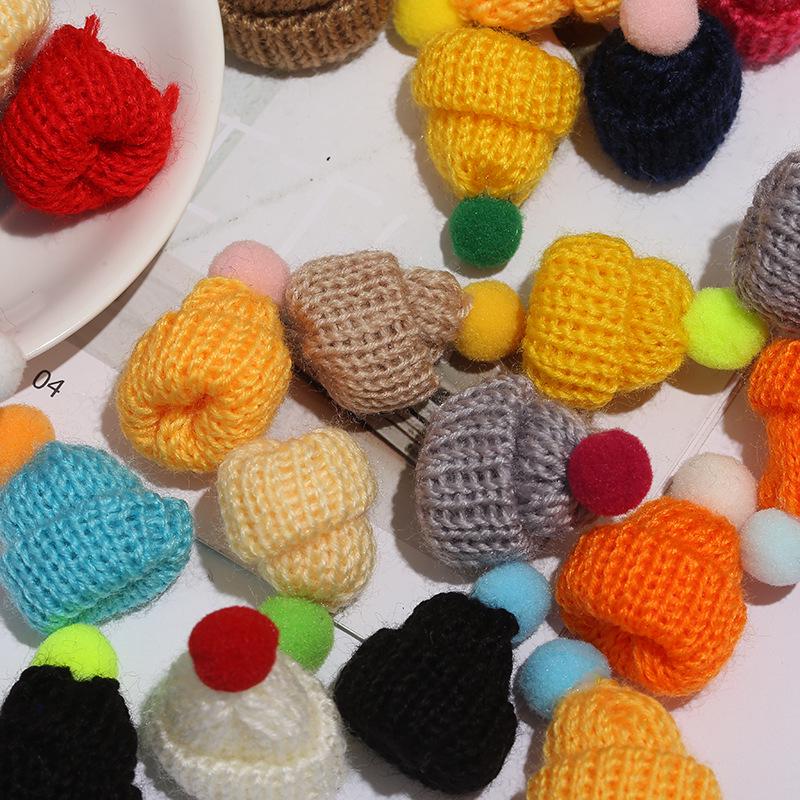 Ornament Pălărie Mini din Lână Tricotată cu Buline pentru Crăciun DIY.