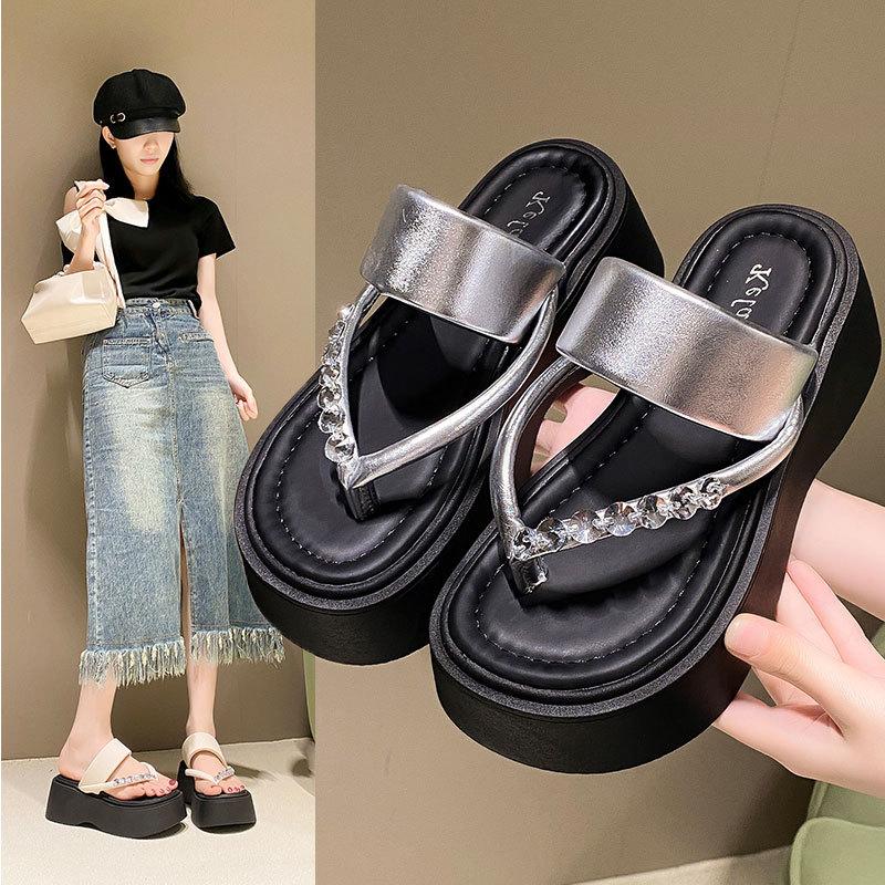 

Small muffin thick-soled flip-flops, wearing rhinestones, new summer cool slippers 35