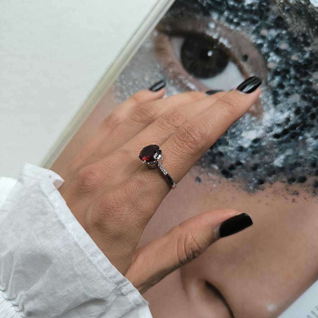 Серебряное кольцо с искусственным гранатом nano 2.714ct, фианитами, вес изделия 3,74 гр (60002152)