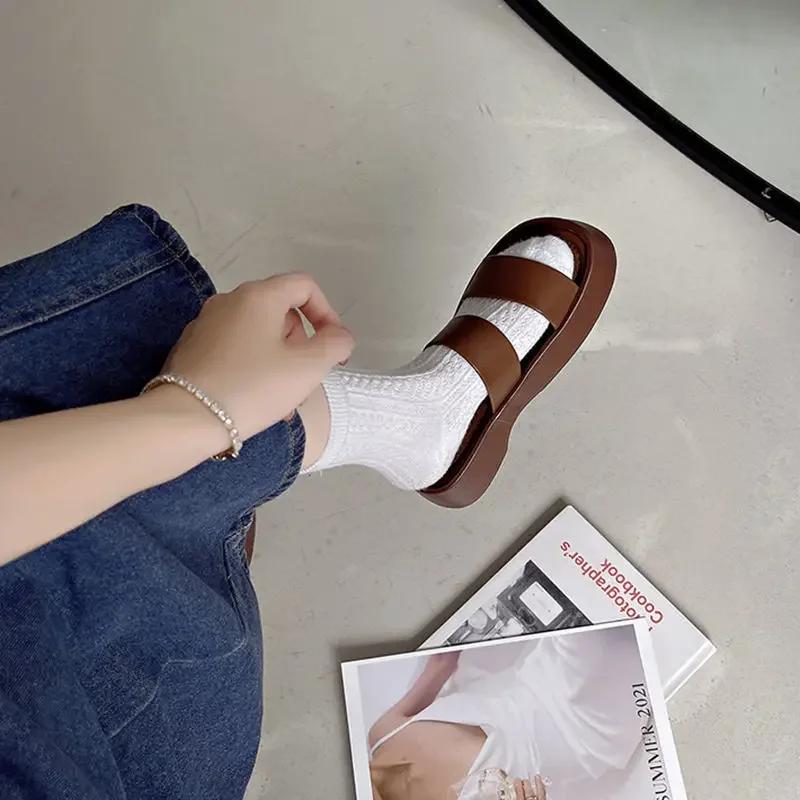 Letní móda odstavec ležérní jednodílné pantofle s tlustou podrážkou z piškotového těsta malé a vysoké pohodlné sandály