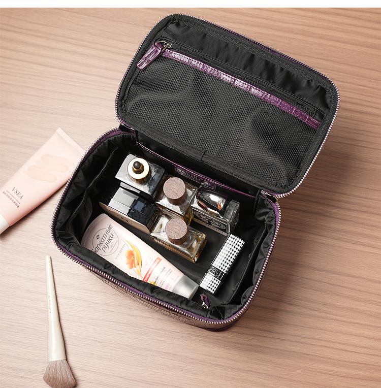 Crocodile Pattern Cowhide Makeup & Toiletry Bag: Portable, High-Capacity, Travel-Ready.