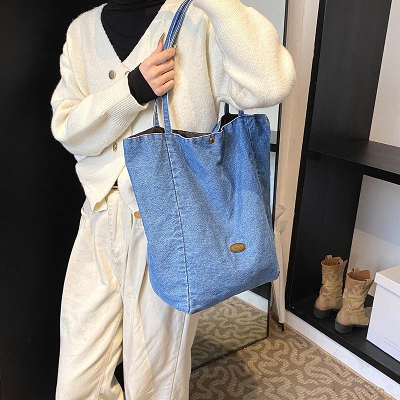 

2025 новая сумка-тоут на плечо с леопардовым принтом, вертикальной полоской, пушистая, ветрозащитная, двусторонняя, с большой вместимостью 45*14*38 светло-синий