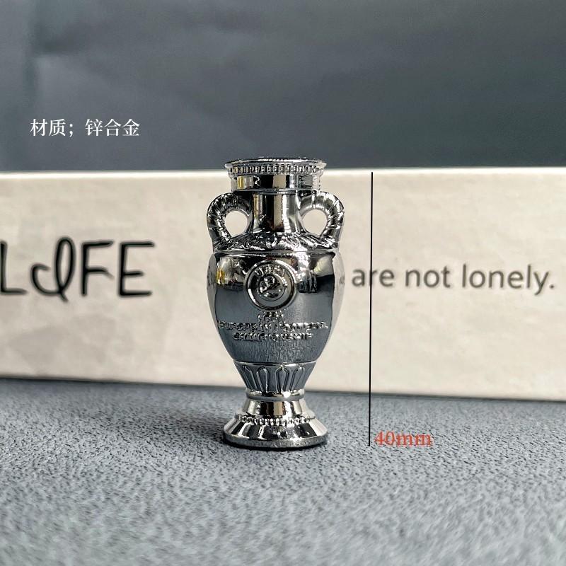 Exquisiter Schlüsselanhänger mit Weltmeisterschafts-Fußballtrophäe aus Zinklegierung, perfektes Erinnerungsgeschenk für Sportfans