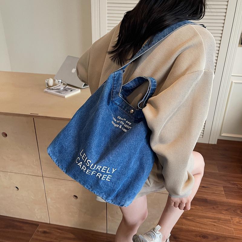 

Korean Style Washed Denim Crossbody Tote – Large Capacity with Retro Letter Print (2025 Edition) 36*13*34 cm темно-синього кольору