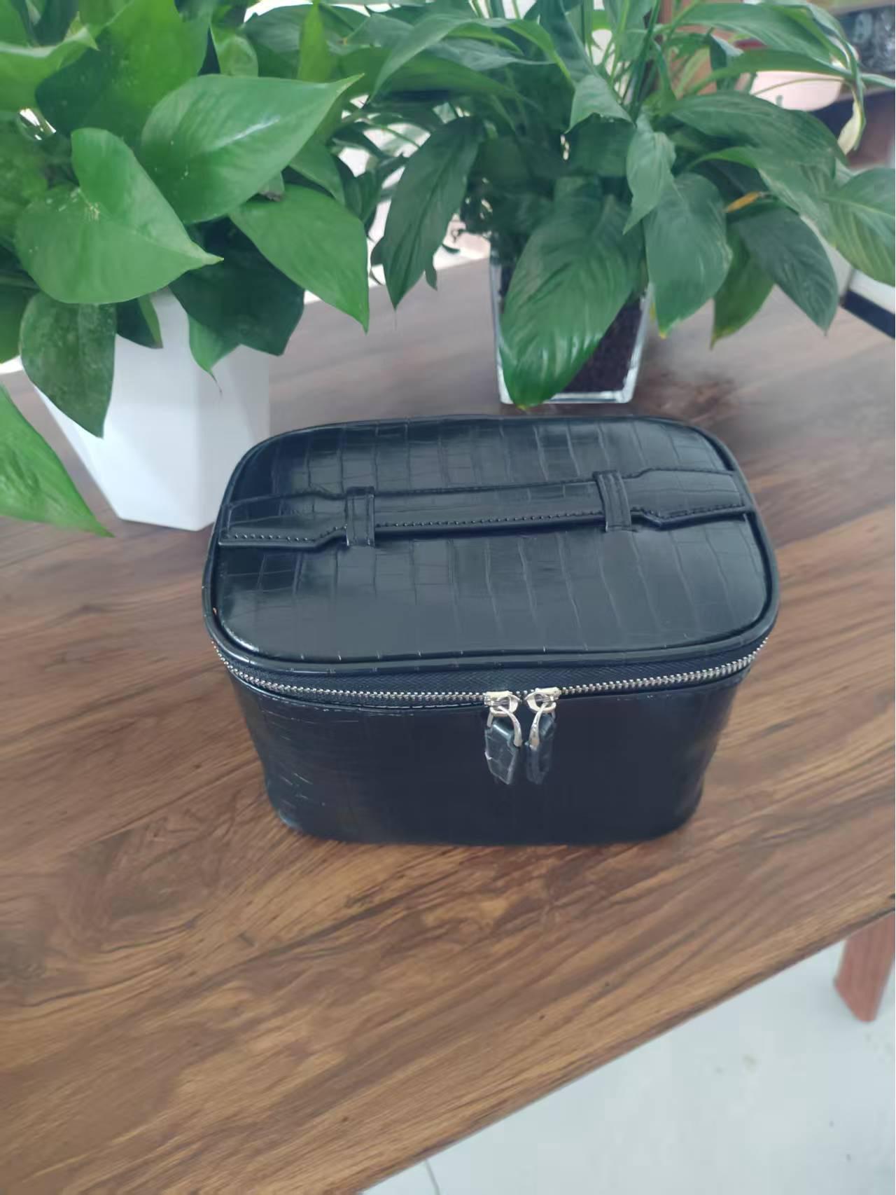 

New Large-Capacity PU Crocodile Makeup Bag: Portable High-End Travel Wash Storage Bag 22x14x14