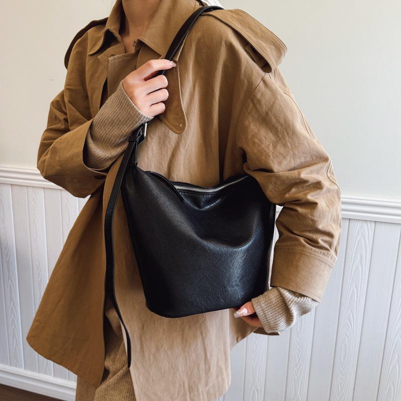 Large Capacity Bag Women'S Winter Retro Versatile Shoulder Bucket Bag Niche Design Commuter Dumpling Bag