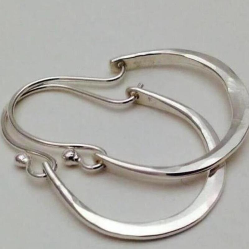 Vintage Silberfarbene Metall Schnitzerei Rundes Muster Creolen für Damen Minimales Design Persönlichkeit U-förmige Ohrringe