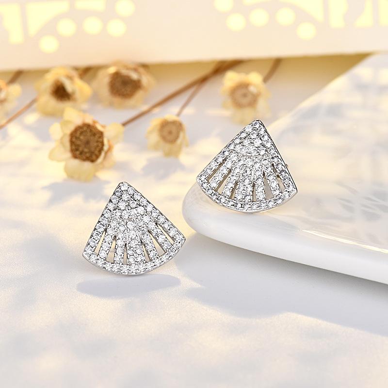 

Полностью бриллиантовые серьги высокого класса Серьги в виде чистой маленькой юбки Простые серьги Ухаживающие за пирсингом ушей Темпераментные серьги